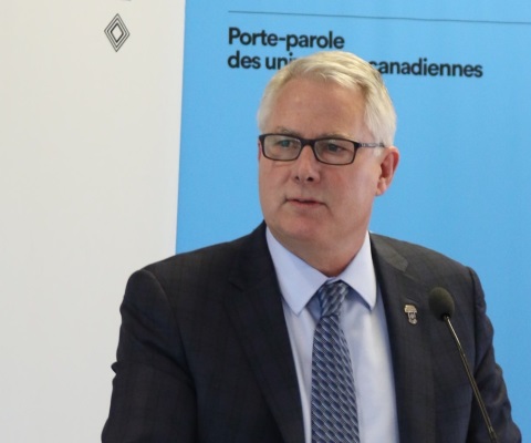 Mike Mahon parle aux membres d