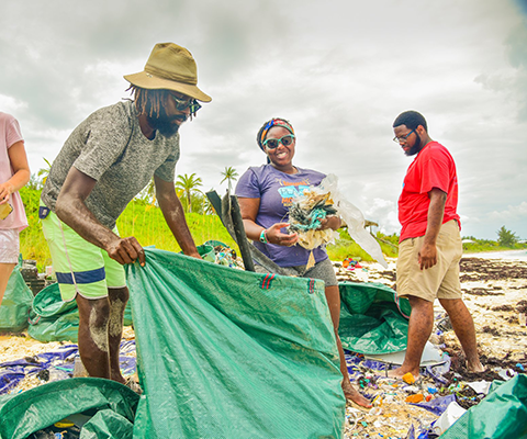 Kristal Ambrose ramasse des déchets sur la plage avec d